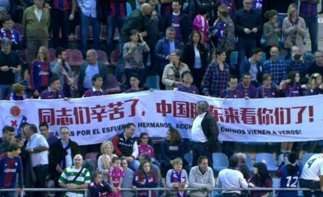 深圳vs香港球赛视频直播，双城德比，在家躺着看还是去现场挤？