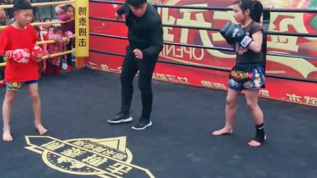 当女孩遇上拳击男孩，这场直播，打的不止是拳